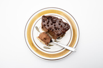 un morceau de flan au chocolat dans une assiette