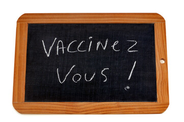 Obraz premium Ardoise d'école sur laquelle est écrit vaccinez-vous