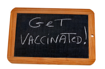 Obraz premium Ardoise d'école sur laquelle est écrit vaccinez-vous