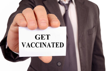Homme tenant une carte sur laquelle est &eacute;crit vaccinez-vous
