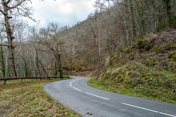 Fototapeta na wymiar route sinueuse en Auvergne au mois de décembre