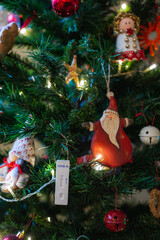Test rapido COVID-19 appeso all'albero di Natale come decorazione