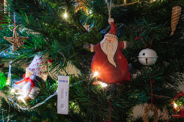 Test rapido COVID-19 appeso all'albero di Natale come decorazione