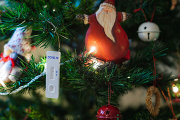Test rapido COVID-19 appeso all'albero di Natale come decorazione