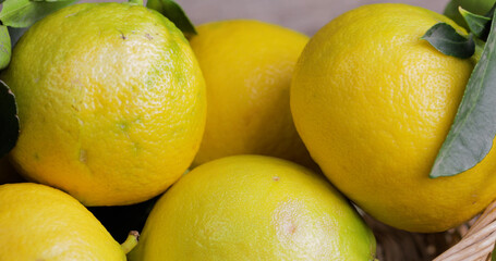 Bergamotti di Calabria su un canestro in un cucina