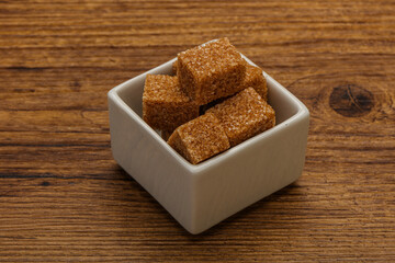 Cane sugar cubs in the bowl