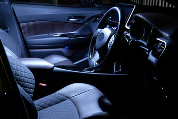 ランプのついた車内