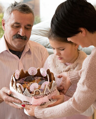 Urodziny dziadka, córka i wnuczka składają dziadkowi życzenia urodzinowe