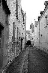 rue citée médiévale en noir et blanc
