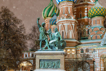 Fototapeta na wymiar Monument to Minin and Pozharsky in front of St. Basil's Cathedral in Moscow, Russia