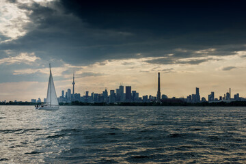 Naklejka premium Sailboat in lake with toronto skylines under sky