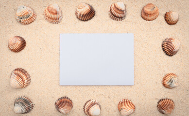 Arrière-plan grains de sable de mer, sable fin de plage avec enveloppe et coquillages. Emplacement pour texte sur papier.	