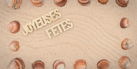 Arrière-plan grains de sable de mer, sable fin de plage avec galets et coquillages. Message joyeuses fêtes.	