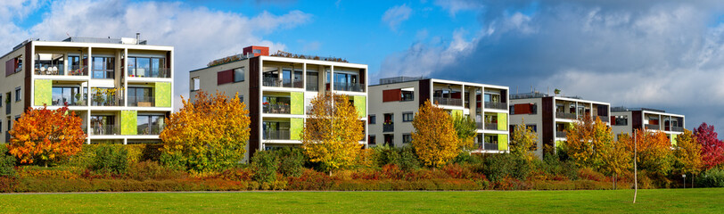 Fototapeta na wymiar Wohnhäuser in einer Parklandschaft am Stadtrand von Frankfurt am Main