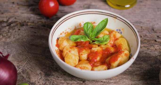 gnocchi di patate con salsa al pomodoro e basilico