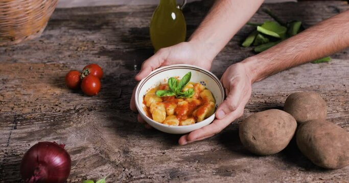 gnocchi di patate con salsa al pomodoro e basilico