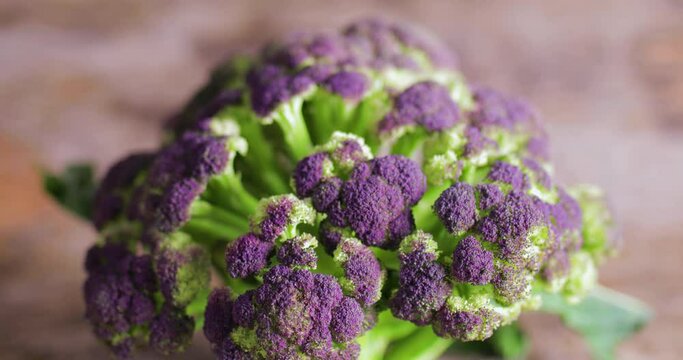 broccolo viola su un tavolo di legno