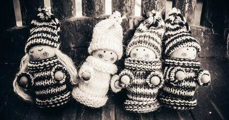 Duendes adorables e invernales en la naturaleza