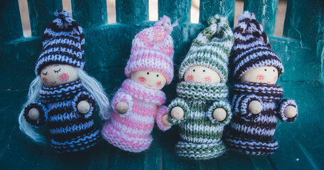 Duendes adorables e invernales en la naturaleza