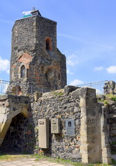 Fototapeta na wymiar Siebenspitzenturm der Burg Stolpen vor blauem Himmel