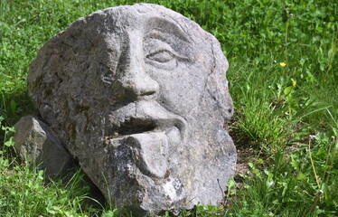 Im Innenhof von Burg Stolpen liegende Statue aus Stein