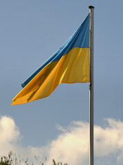 Blau-gelbe Fahne der Stadt Stolpen auf dem Siebenspitzenturm von Burg Stolpen