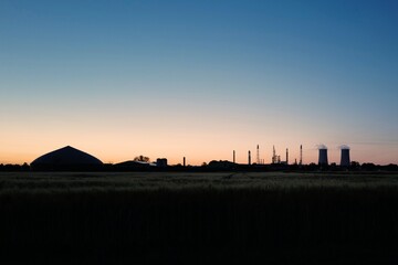 Fototapeta na wymiar Industrieanlagen bei Sonnenuntergang