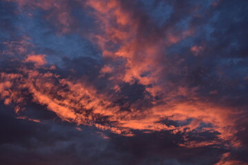 chmury po zachodzie słońca