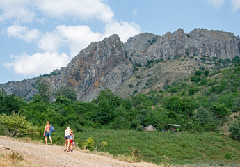 Obraz premium Tourists in the Crimean mountains on a summer day