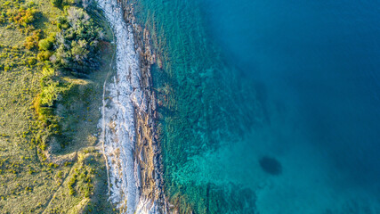 Drohnenaufnahme am Strand aus Stein am Meer in Istrien in Kroatien