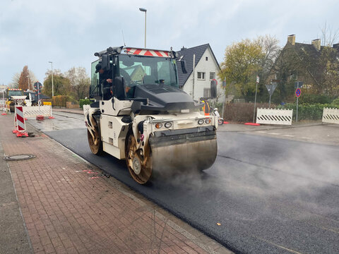 Stra&szlig;enwalze im Einsatz