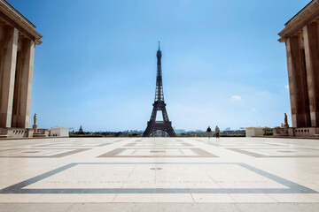 esplanade du trocadéro et tour eiffel paris  - obrazy, fototapety, plakaty