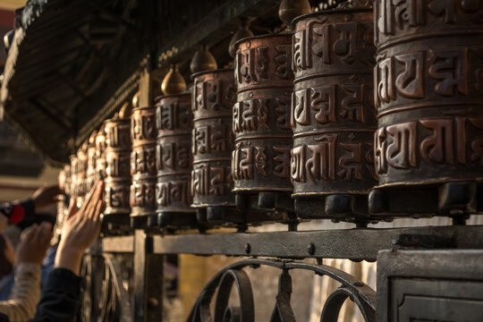 Molinillos o cilindros de oración budista girando por las personas en el templo Swayambhunath o Monkey Temple en Kathmandu Nepal en Asia