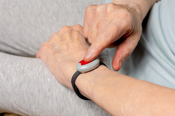 Bracelet de téléassistance pour séniors