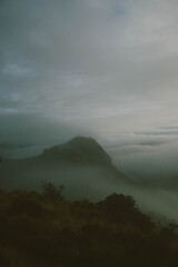 montaña rodeada por nubes 