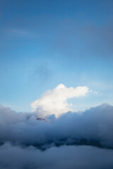 nubes tapando una ontaña parece algodon