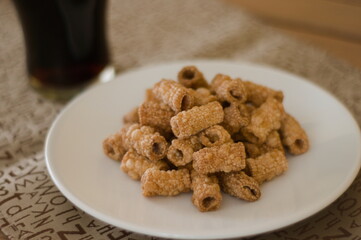 Fried pasta chicharrones served with black beer