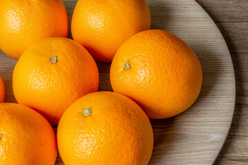 Oranges sur une assiette