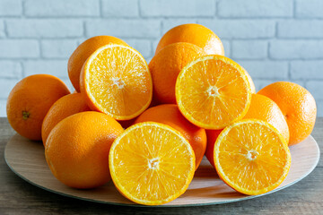 Oranges sur une assiette