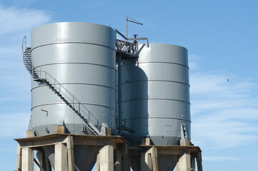 Silos de clinker en playon ferroviario abandonado