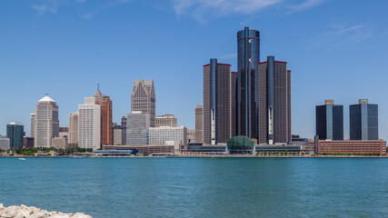 Fototapeta na wymiar DETROIT, USA - JUNE 17, 2016: A view of the skyline of Detroit, Michigan from Riverfront Trail, Windsor, Ontario, Canada