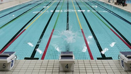A sportman jumping in a olympian swimming pool