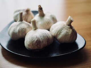 도자기 접시에 담긴 유기농 채소 마늘 
