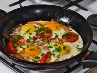frying pan with chicken