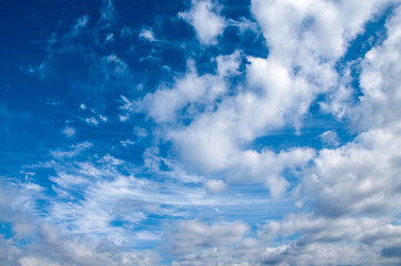 青空に広がる雲 積雲と巻雲 背景に青空 日本