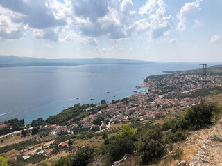 Fototapeta premium Bol Brac Dalmatien Kroatien Adia Mittelmeer - Blick von den Bergen Richtung Stadt und Meer, gegenüber die Insel Hvar