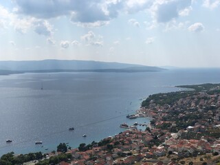 Fototapeta premium Bol Brac Dalmatien Kroatien Adia Mittelmeer - Blick von den Bergen Richtung Stadt und Meer, gegenüber die Insel Hvar