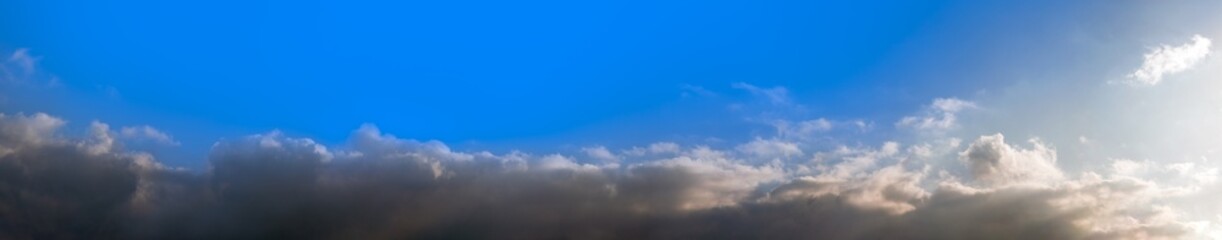 夜明けの空 朝日に輝く雲 背景に青空 パノラマ 背景素材 日本
