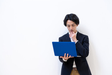 パソコンを使うカジュアルなビジネスマン