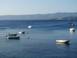 Fototapeta na wymiar Bol Brac Dalmatien Kroatien Adia Mittelmeer - Blick von den Bergen Richtung Stadt und Meer, gegenüber die Insel Hvar